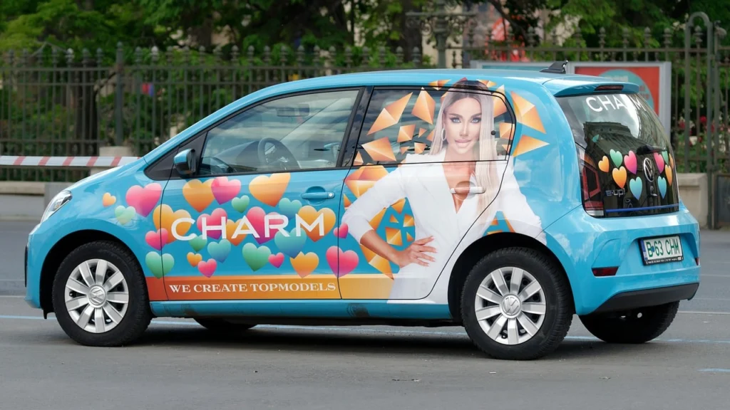 Comment poser un sticker publicitaire sur une voiture de société ?